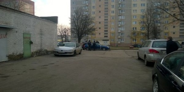 В Лиде монтажной пеной залили в автомобиле двери, багажник и капот