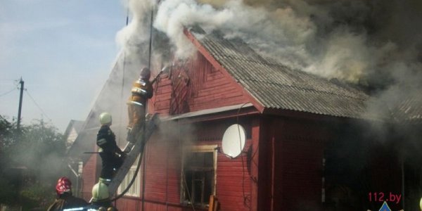 В Лиде мужчина спас пьяного соседа из горящего дома