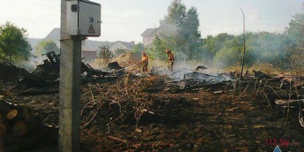В Лидском районе мужчина, сжигая мусор, спалил дом и два сарая
