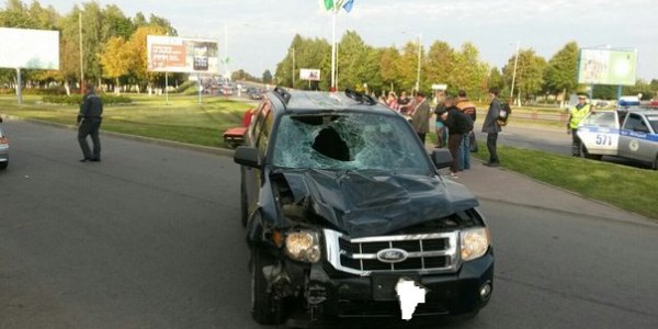 В Лиде пьяный водитель Ford Escape вылетел на тротуар, сбил пешехода и протащил его на капоте