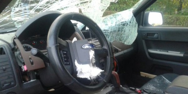 В Лиде пьяный водитель Ford Escape вылетел на тротуар, сбил пешехода и протащил его на капоте
