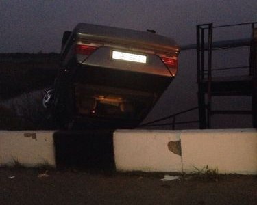 Под Лидой водитель Mercedes выехал на "встречку" и перевернулся, едва не утопив машину в озере