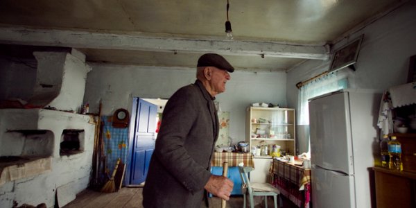 В Лидском районе 73-летний пенсионер в порыве ревности едва не зарезал сожительницу
