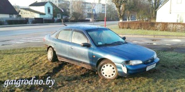 В Лиде пьяная компания на Ford врезалась в столб, пытаясь скрыться от ГАИ
