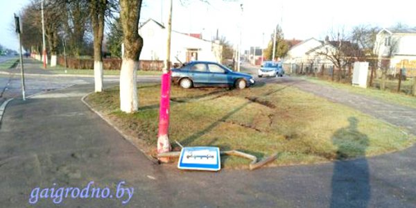 В Лиде пьяная компания на Ford врезалась в столб, пытаясь скрыться от ГАИ