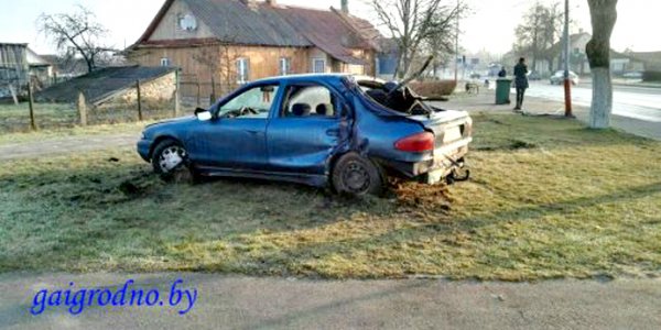 В Лиде пьяная компания на Ford врезалась в столб, пытаясь скрыться от ГАИ