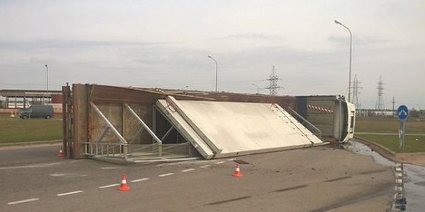 Под Лидой перевернулась фура с плитой