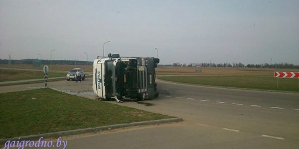 Под Лидой перевернулась фура с плитой