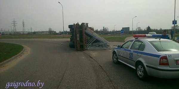 Под Лидой перевернулась фура с плитой