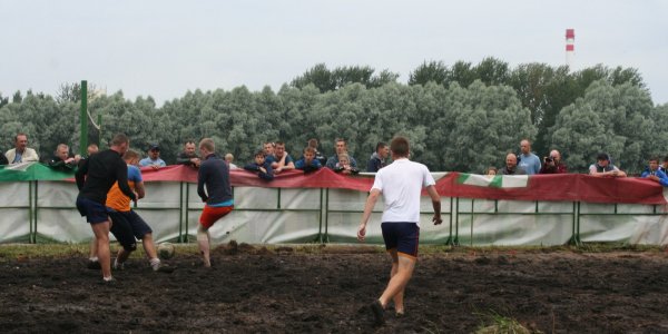 Cоревнования по плаванию «на чем попало»