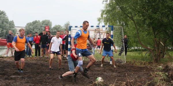 Cоревнования по плаванию «на чем попало»