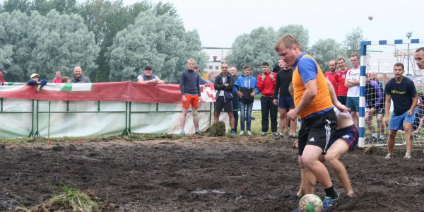 Cоревнования по плаванию «на чем попало»