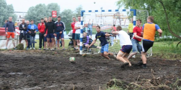 Cоревнования по плаванию «на чем попало»