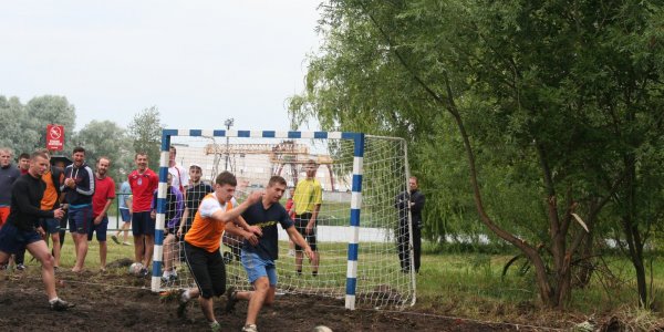 Cоревнования по плаванию «на чем попало»