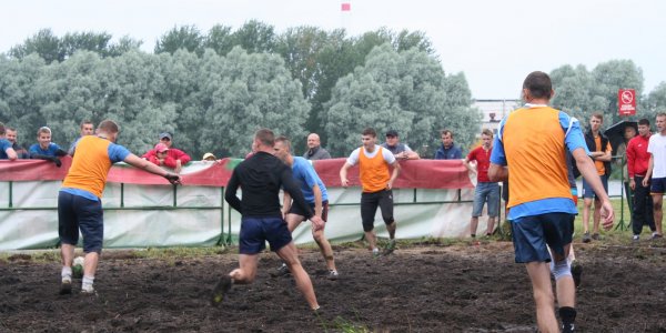 Cоревнования по плаванию «на чем попало»