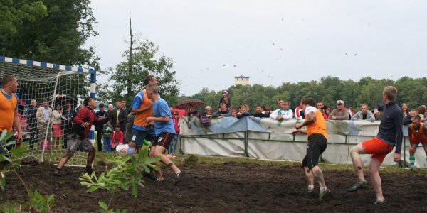 Cоревнования по плаванию «на чем попало»