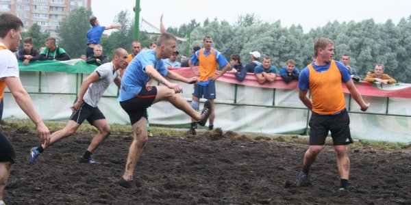 Cоревнования по плаванию «на чем попало»