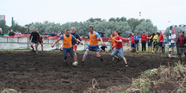 Cоревнования по плаванию «на чем попало»
