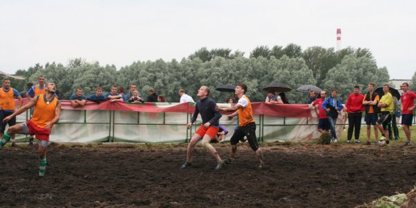 Cоревнования по плаванию «на чем попало»