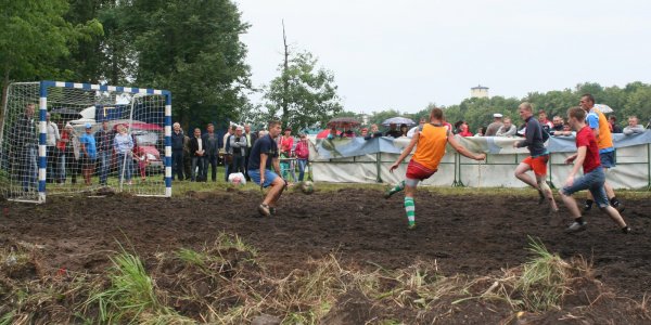 Cоревнования по плаванию «на чем попало»