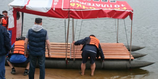 Cоревнования по плаванию «на чем попало»