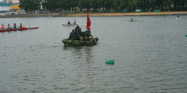 Cоревнования по плаванию «на чем попало»