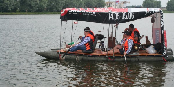Cоревнования по плаванию «на чем попало»