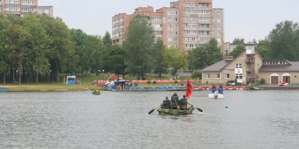 Cоревнования по плаванию «на чем попало»
