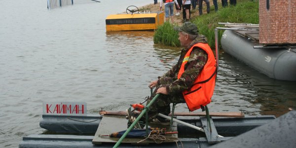 Cоревнования по плаванию «на чем попало»