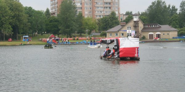 Cоревнования по плаванию «на чем попало»
