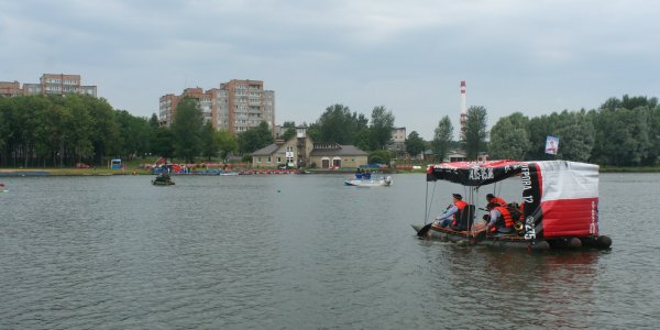 Cоревнования по плаванию «на чем попало»