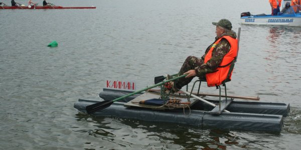 Cоревнования по плаванию «на чем попало»