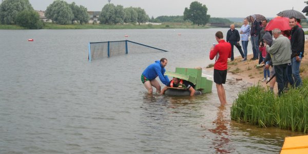 Cоревнования по плаванию «на чем попало»