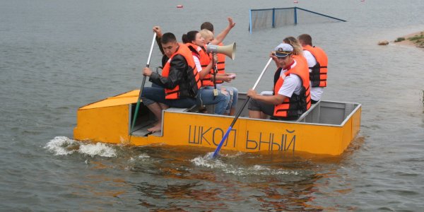 Cоревнования по плаванию «на чем попало»