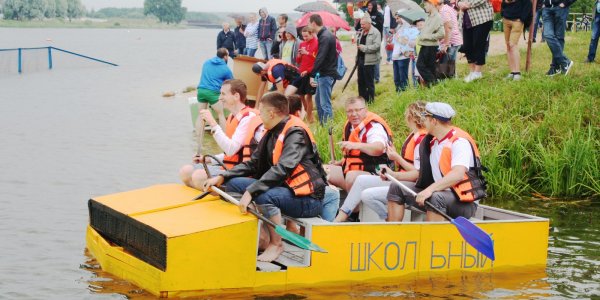 В Лиде прошли соревнования по плаванию «на чем попало» (Фото)