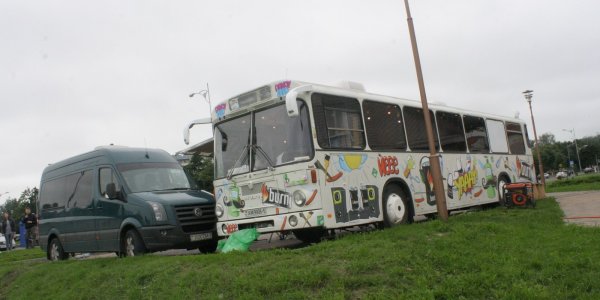 Парни которые купили автобус и сделали из него передвижную парикмахерскую приехали в Лиду