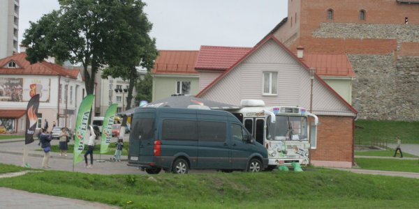 Парни которые купили автобус и сделали из него передвижную парикмахерскую приехали в Лиду