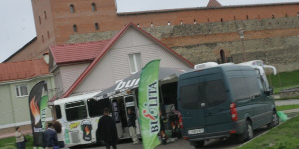 Парни которые купили автобус и сделали из него передвижную парикмахерскую приехали в Лиду