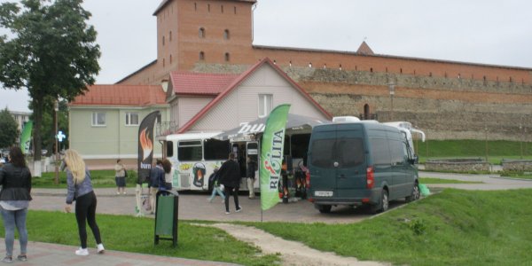 Парни которые купили автобус и сделали из него передвижную парикмахерскую приехали в Лиду