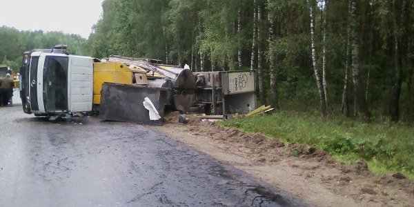 Грузовики один за другим вылетели на закруглении дороги Новоельня. Один из водителей погиб