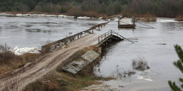 В Лидском районе полгода не могут восстановить разрушенный мост