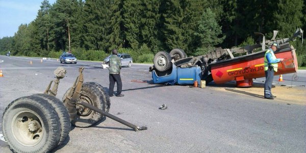 В Лидском районе в результате ДТП перевернулся бензовоз