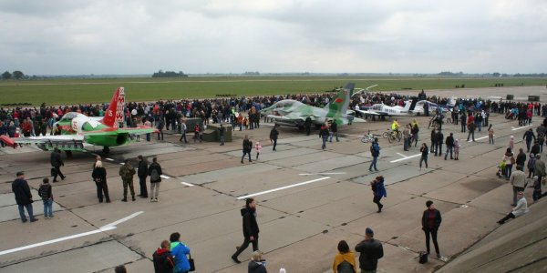 В Лиде состоялось авиашоу с участием пилотажной группы «Соколы России» (Фото)
