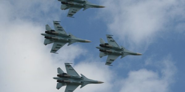 В Лиде состоялось авиашоу с участием пилотажной группы «Соколы России» (Фото)