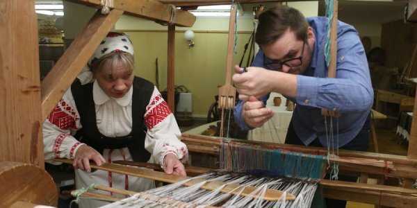Лидский врач стал ткачом
