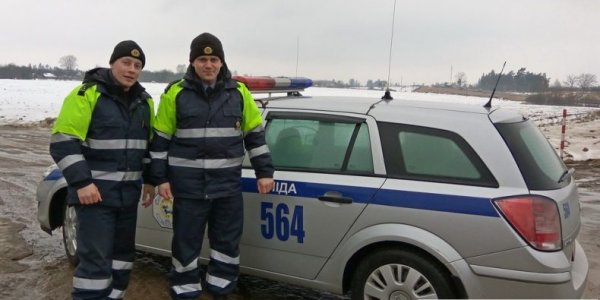 На трассе М6 гродненец пробил сразу два колеса и не знал, что лучше делать, пока не появились сотрудники ГАИ