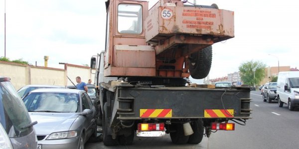 В Лиде автокран без водителя покатился и протаранил 12 автомобилей