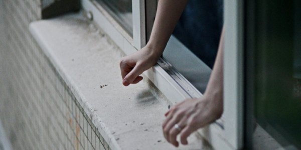 В Лиде женщина спрыгнула с 3 этажа и погибла: в предсмертной записке в своей смерти она обвинила родственника