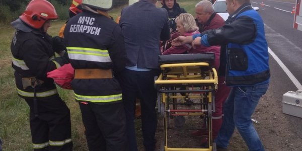 Дятловские спасатели деблокировали из автомобиля двух женщин