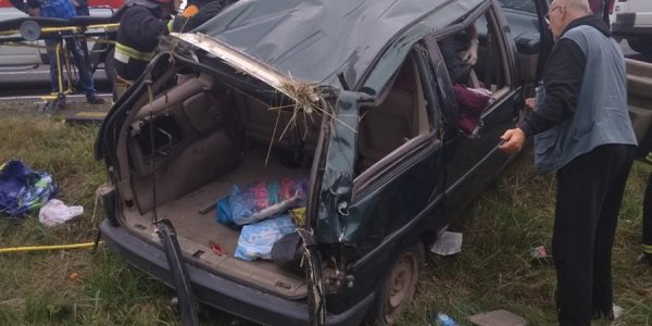 Дятловские спасатели деблокировали из автомобиля двух женщин
